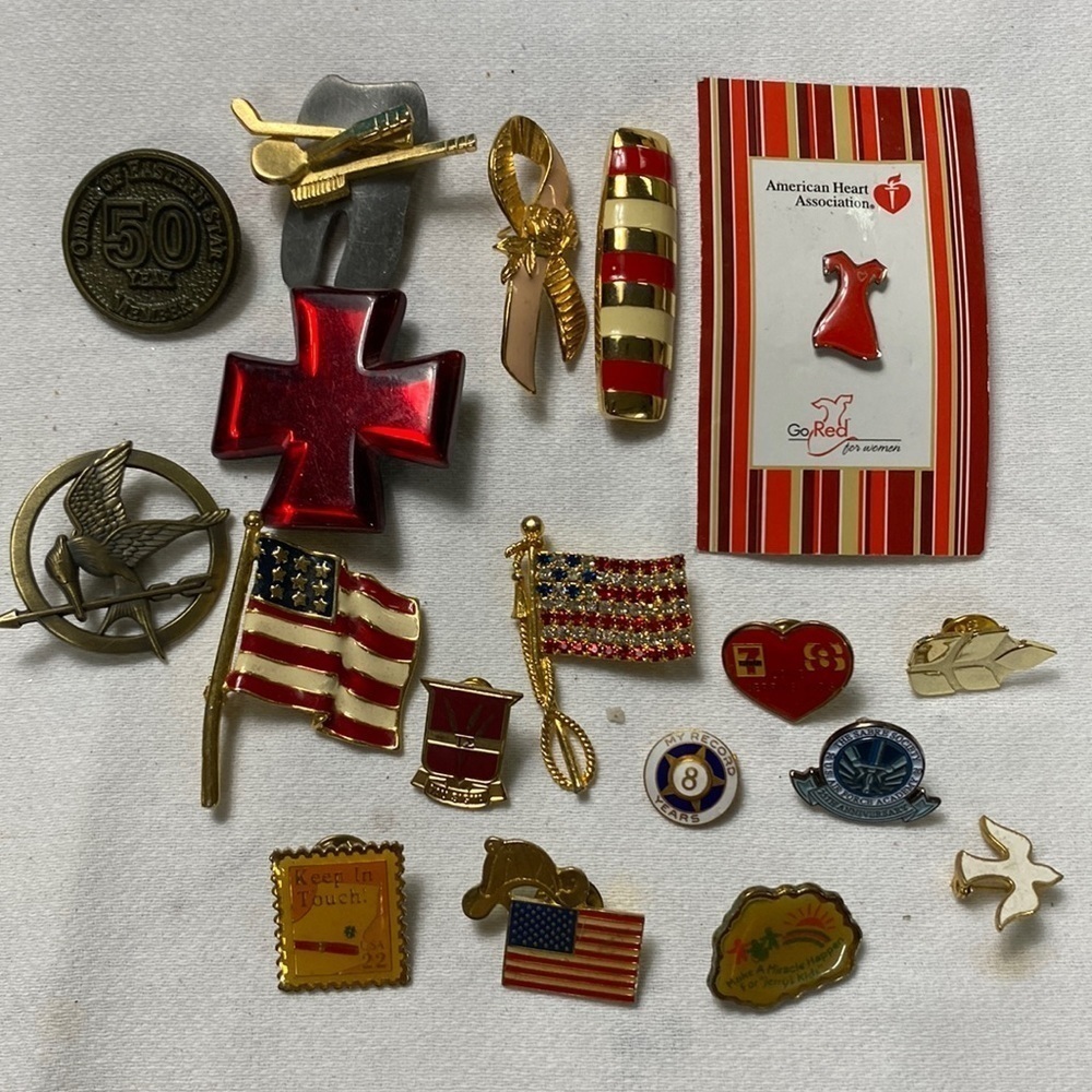 Lot of 17 Brooches and Pins. (BQ)